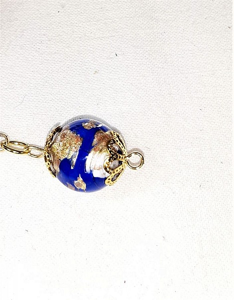  Bijou de sac pompon cuir de vachette coloris bleu marine bille Murano..