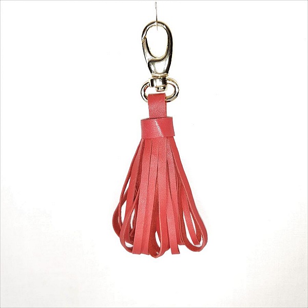 Bolso joya con pomp&oacute;n de piel de cordero en color rojo anaranjado.