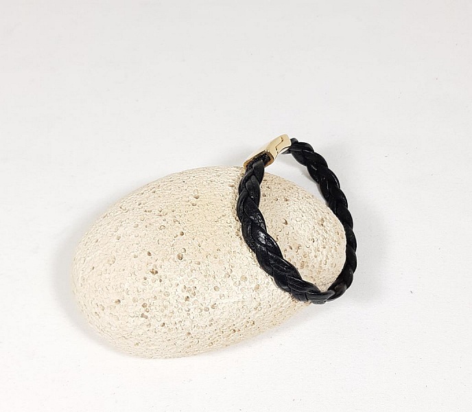 Pulsera de piel de vacuno negra con cierre magn&eacute;tico dorado