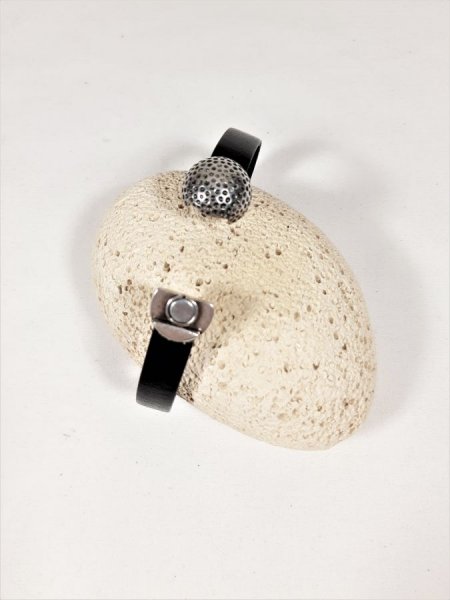 Pulsera de cuero de vaca negro con cierre magn&eacute;tico pelota de golf