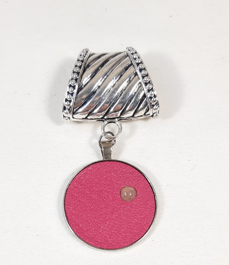 Bijou de foulard avec cuir