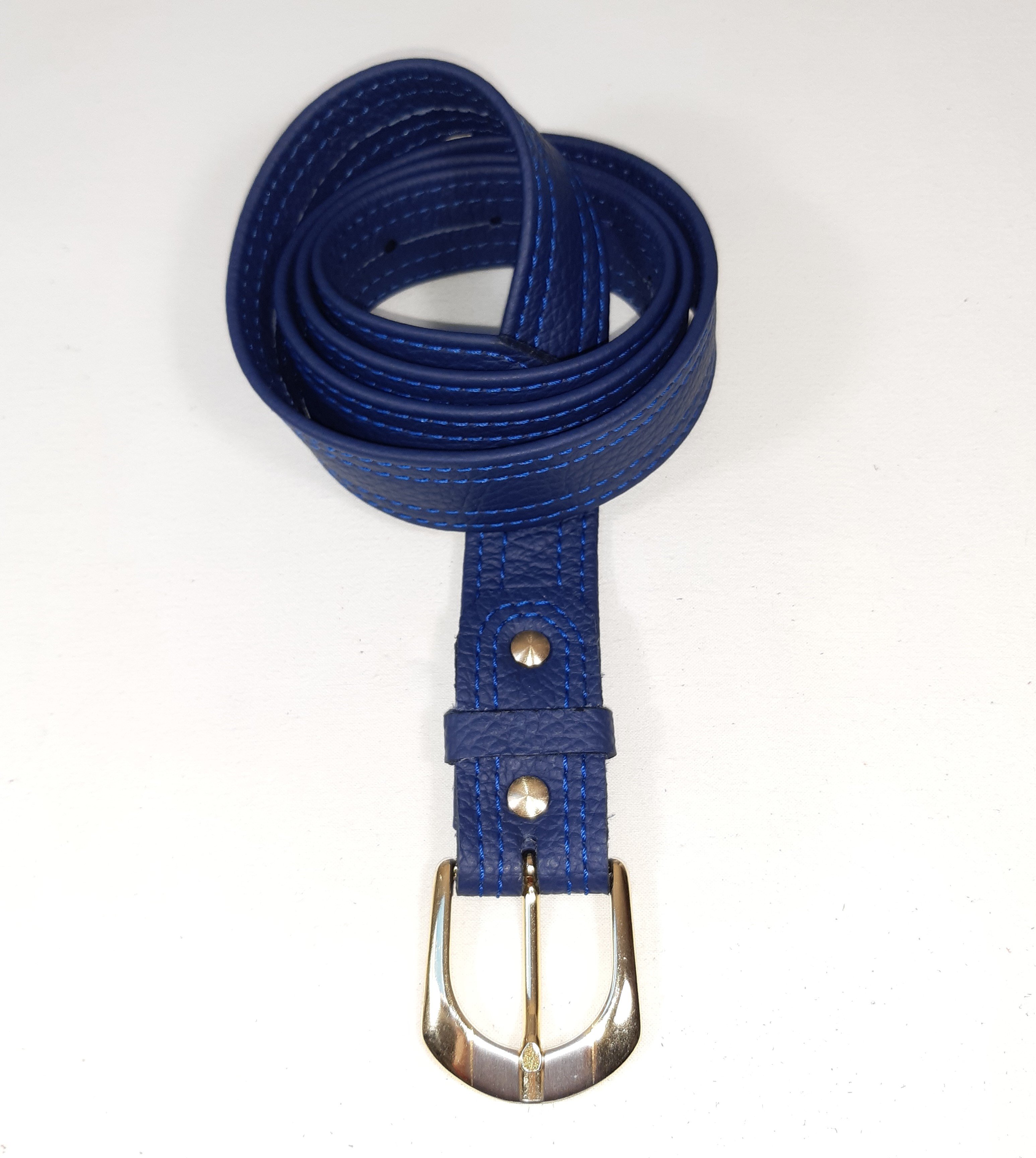 Ceinture pour Elle en cuir bleu foncé.