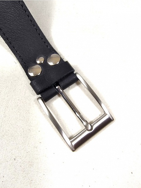 Ceinture pour Elle, en cuir noir et boucle nickel&eacute;e.