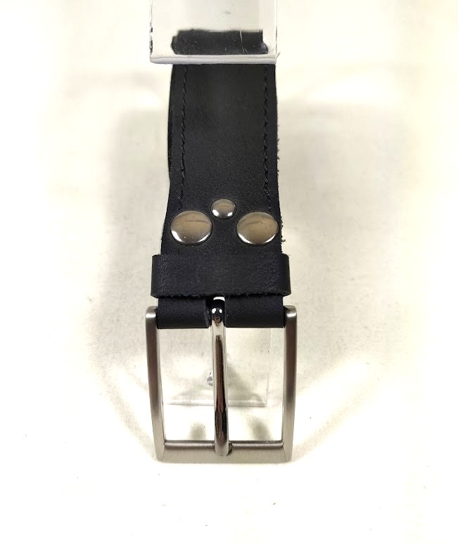 Ceinture pour Elle, en cuir noir et boucle nickel&eacute;e.