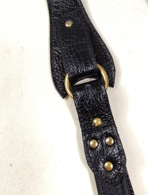Ceinture pour Elle, en cuir noir, fermoir bouton de col.