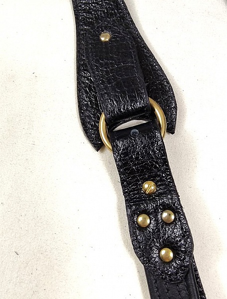 Ceinture pour Elle, en cuir noir, fermoir bouton de col.