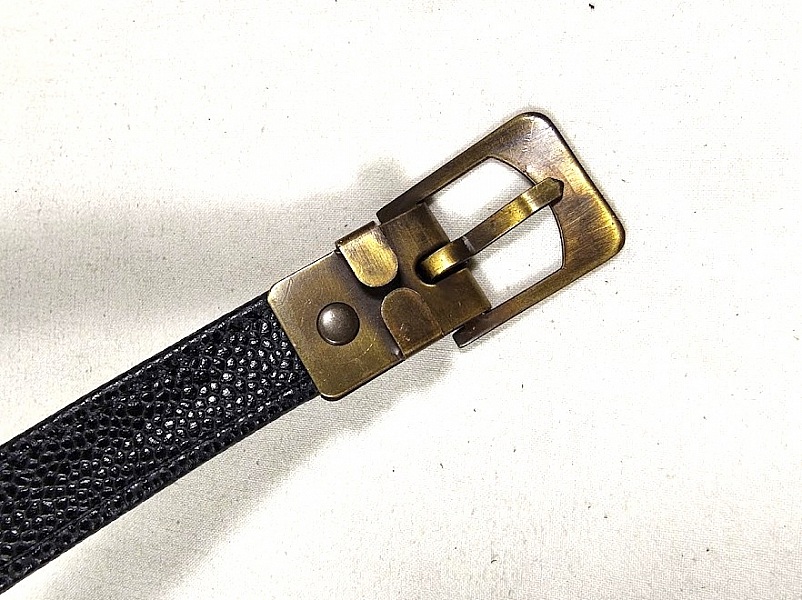 Ceinture pour Elle, en cuir noir grain&eacute; et boucle coloris bronze vieilli.