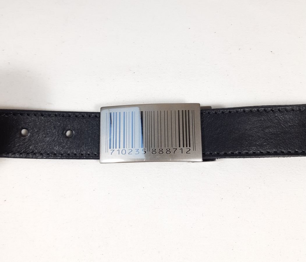 Cinturón de cuero vacuno cosido, color negro, hebilla original.