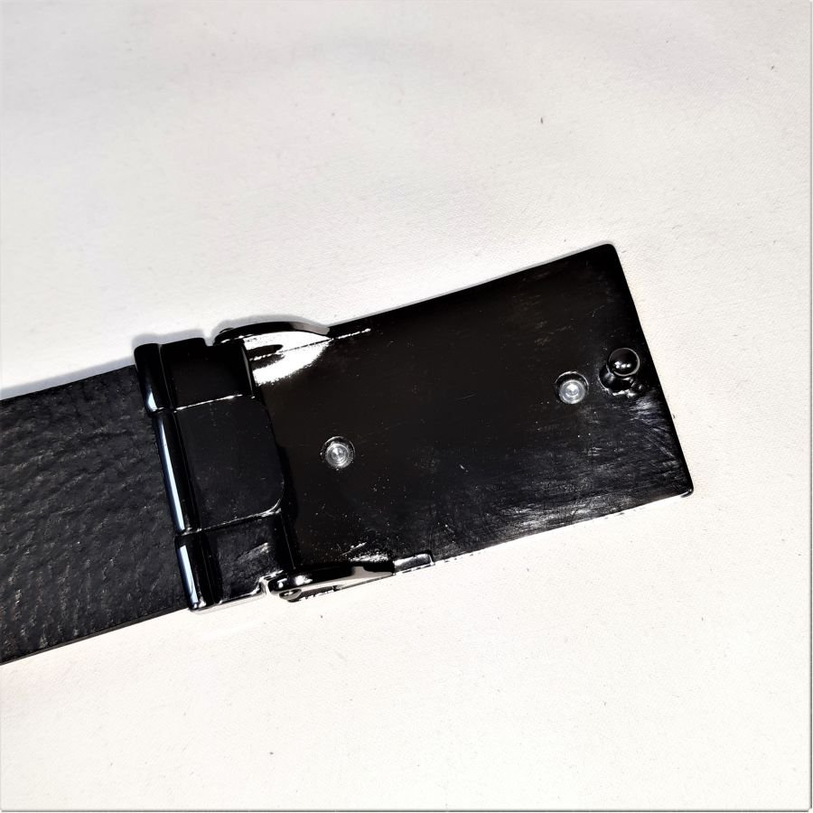 Cinturón de cuero vacuno cosido, color negro, hebilla original.