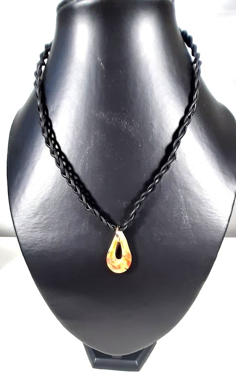 Collier cuir et m&eacute;daillon goutte verre de Murano