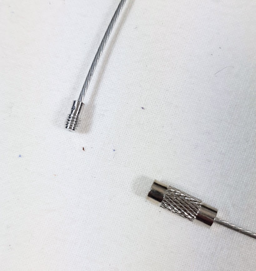 Pour cr&eacute;er un bijou minimaliste, collier c&acirc;ble en m&eacute;tal et fermoir &agrave; visser.