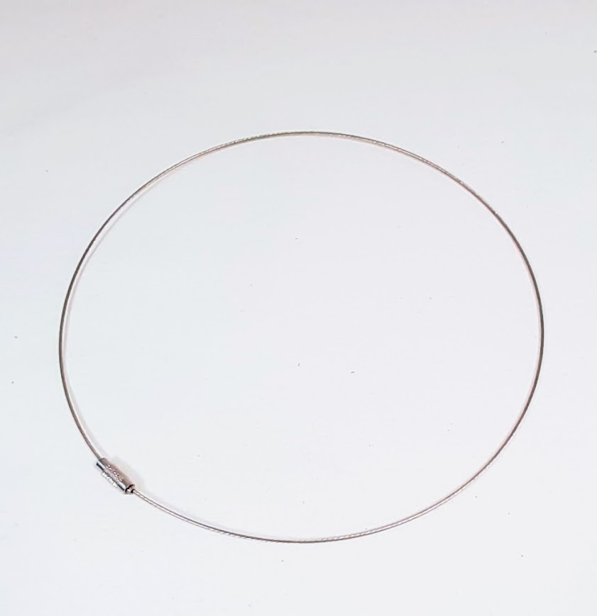 Pour cr&eacute;er un bijou minimaliste, collier c&acirc;ble en m&eacute;tal et fermoir &agrave; visser.