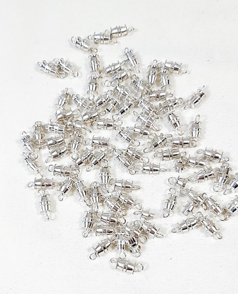 Fermoir &agrave; visser pour un bijou facile &agrave; porter avec une finition parfaite.