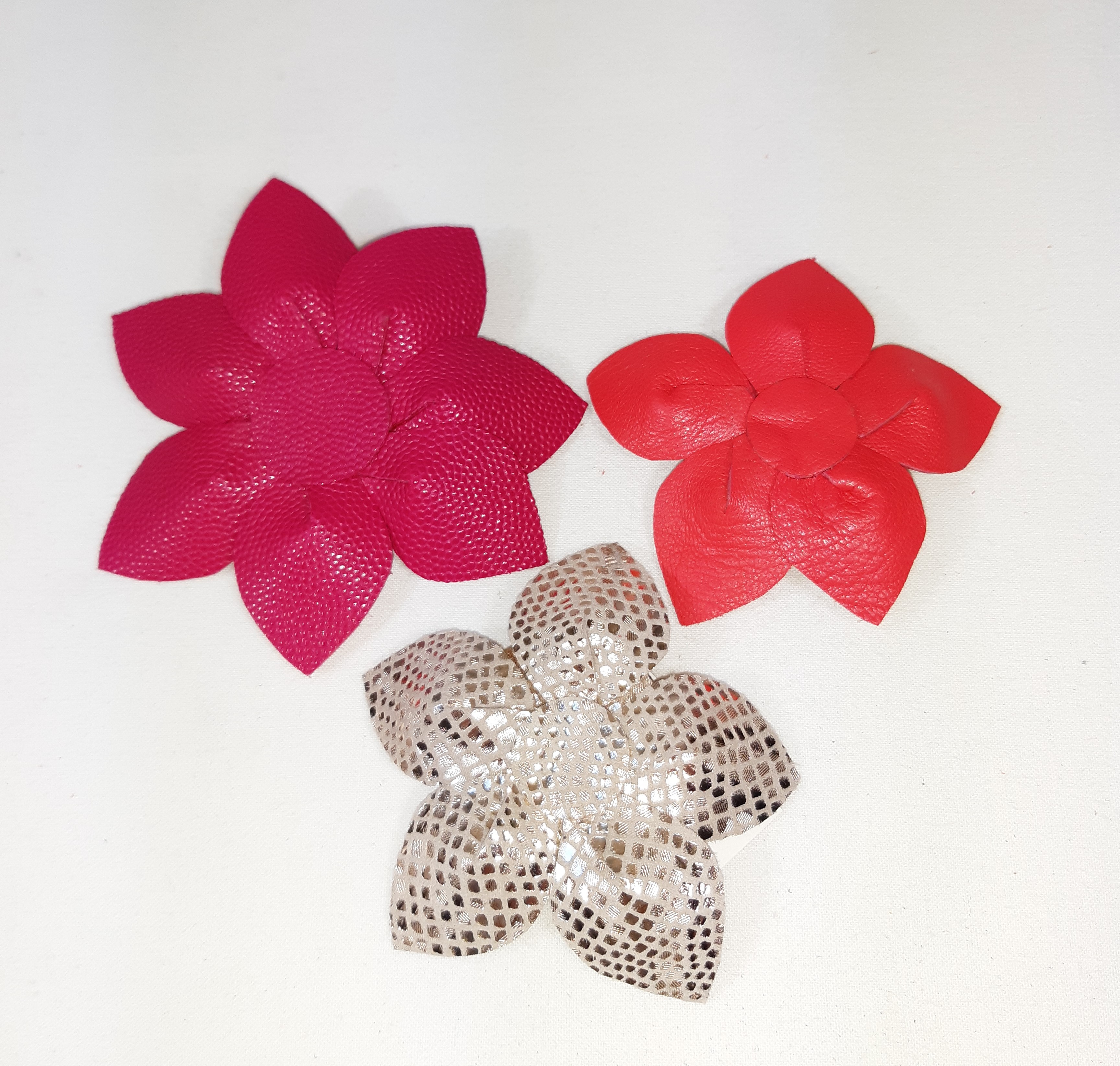 Petite broche en cuir, coloris ( rose, rouge, doré) coloris au choix