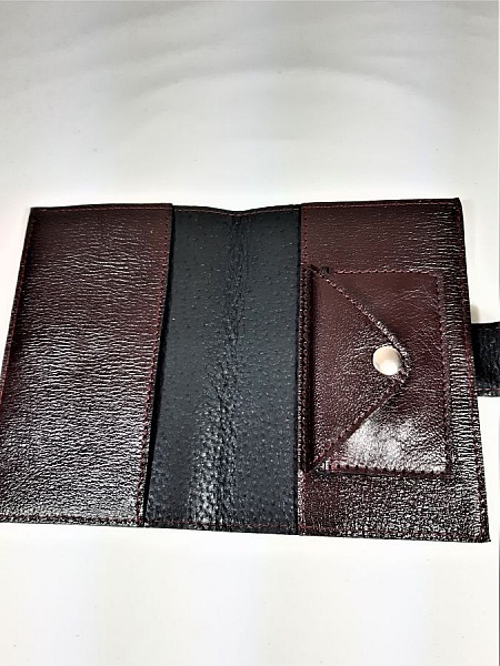 Pochette sant&eacute; cuir ch&egrave;vre imprim&eacute; coloris bordeaux.