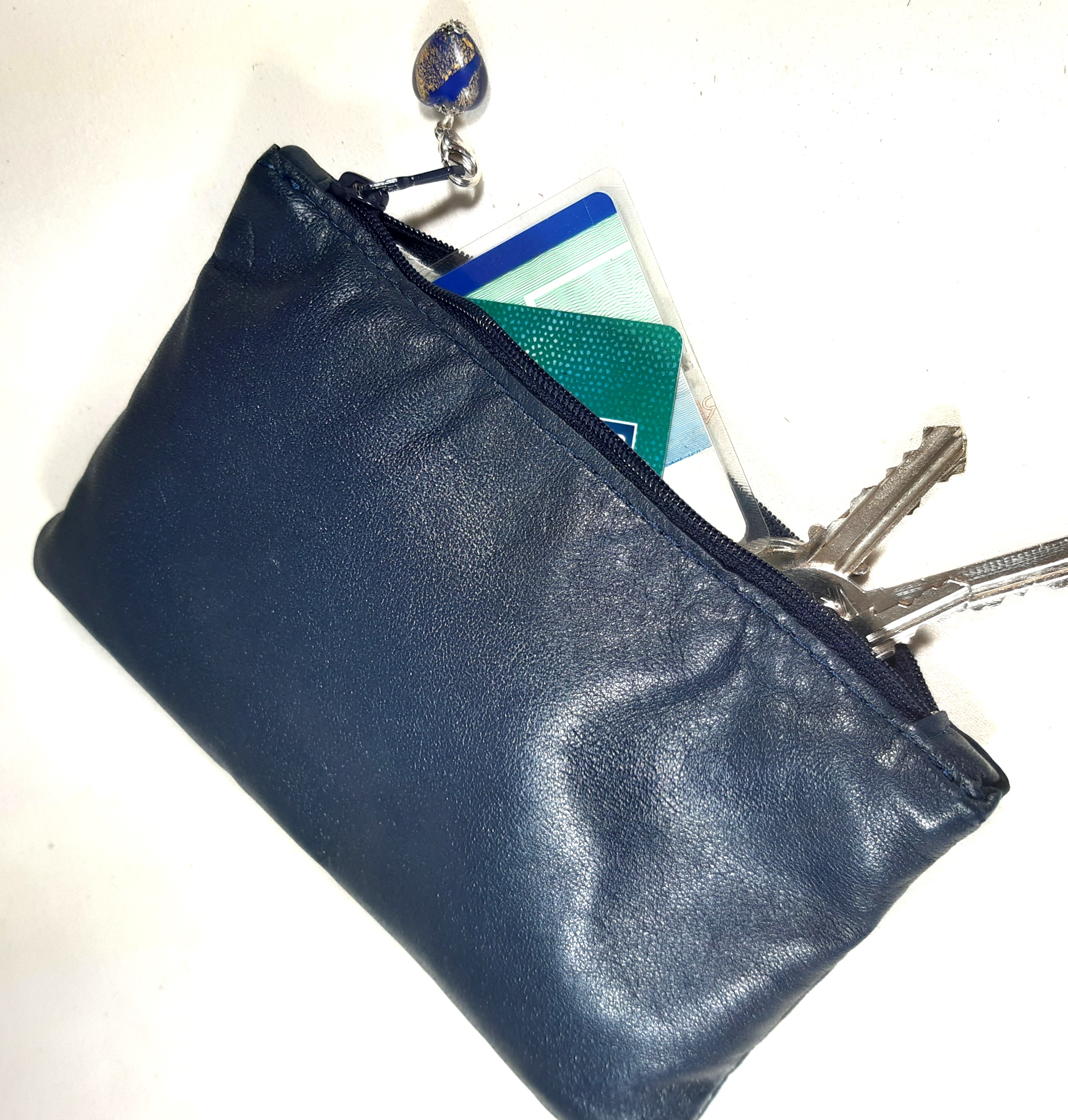 Pochette élégante pour ranger les petits objets nécessaires à l'extérieur.