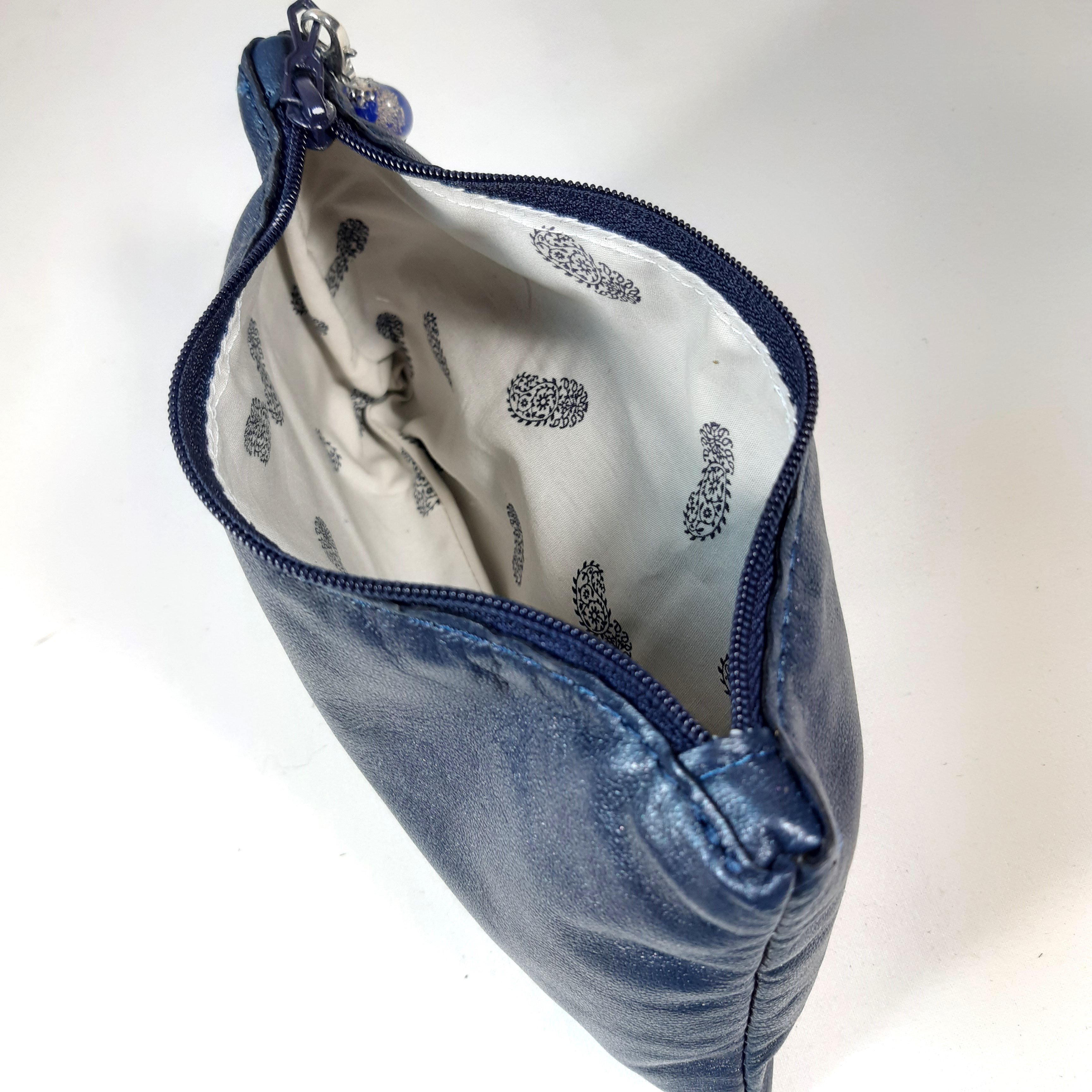 Pochette élégante pour ranger les petits objets nécessaires à l'extérieur.