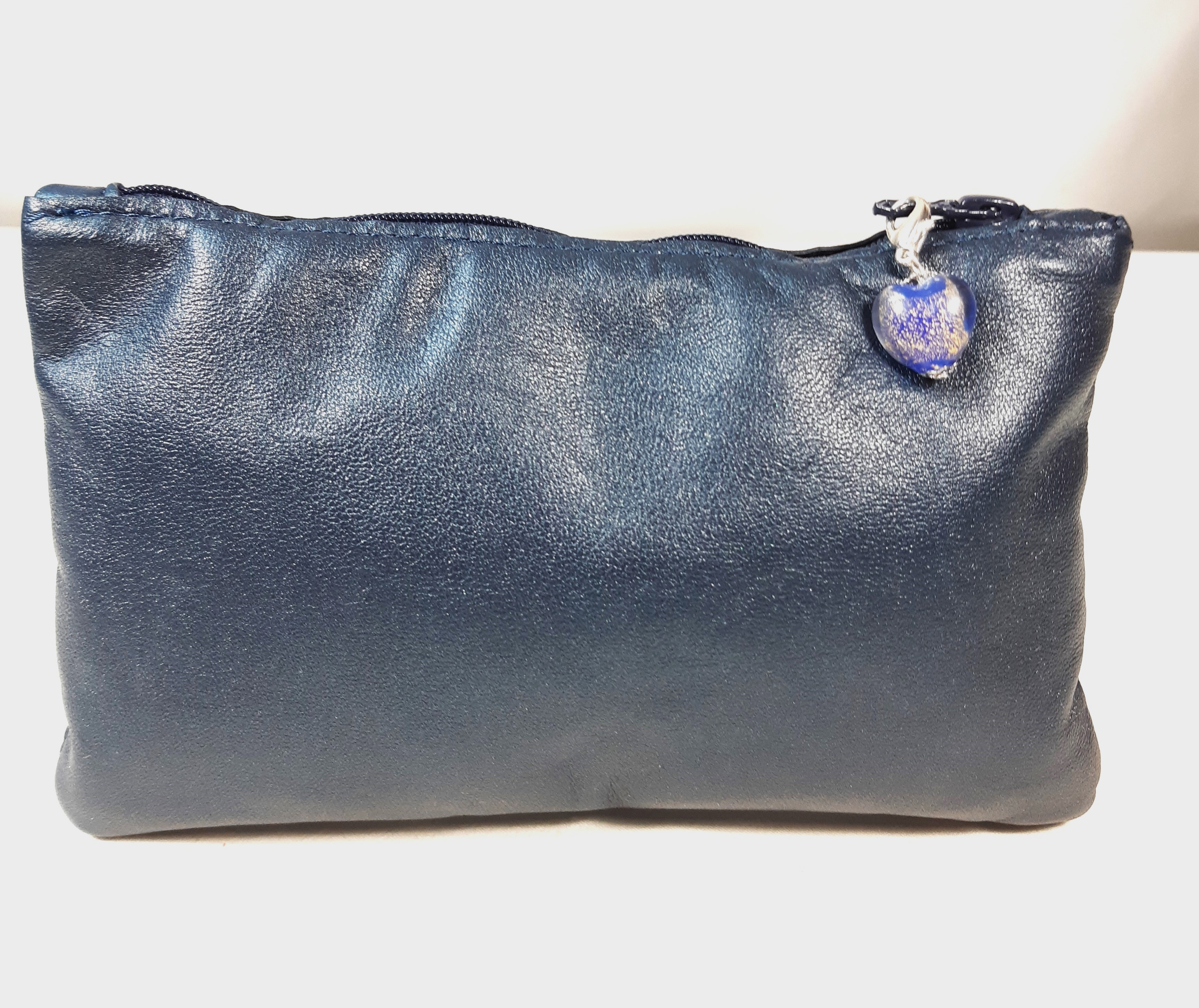 Pochette élégante pour ranger les petits objets nécessaires à l'extérieur.