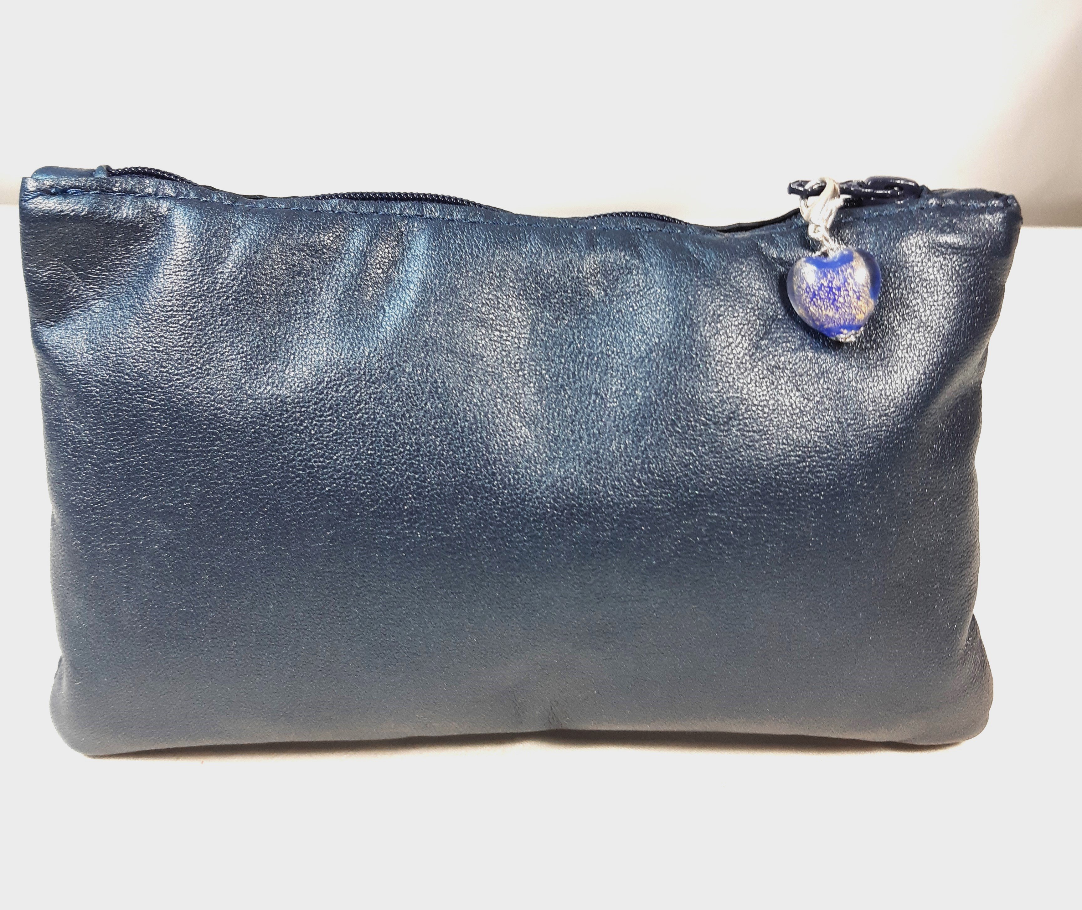 Pochette élégante pour ranger les petits objets nécessaires à l'extérieur.