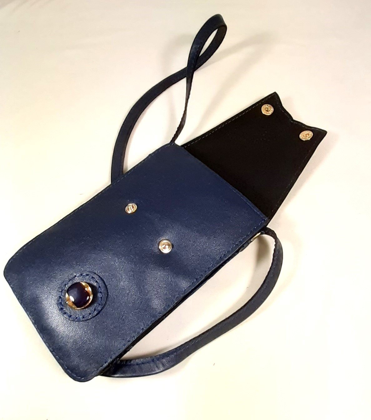 Pochette pour smarthone en cuir, longue bandouli&egrave;re pour un port&eacute; travers.