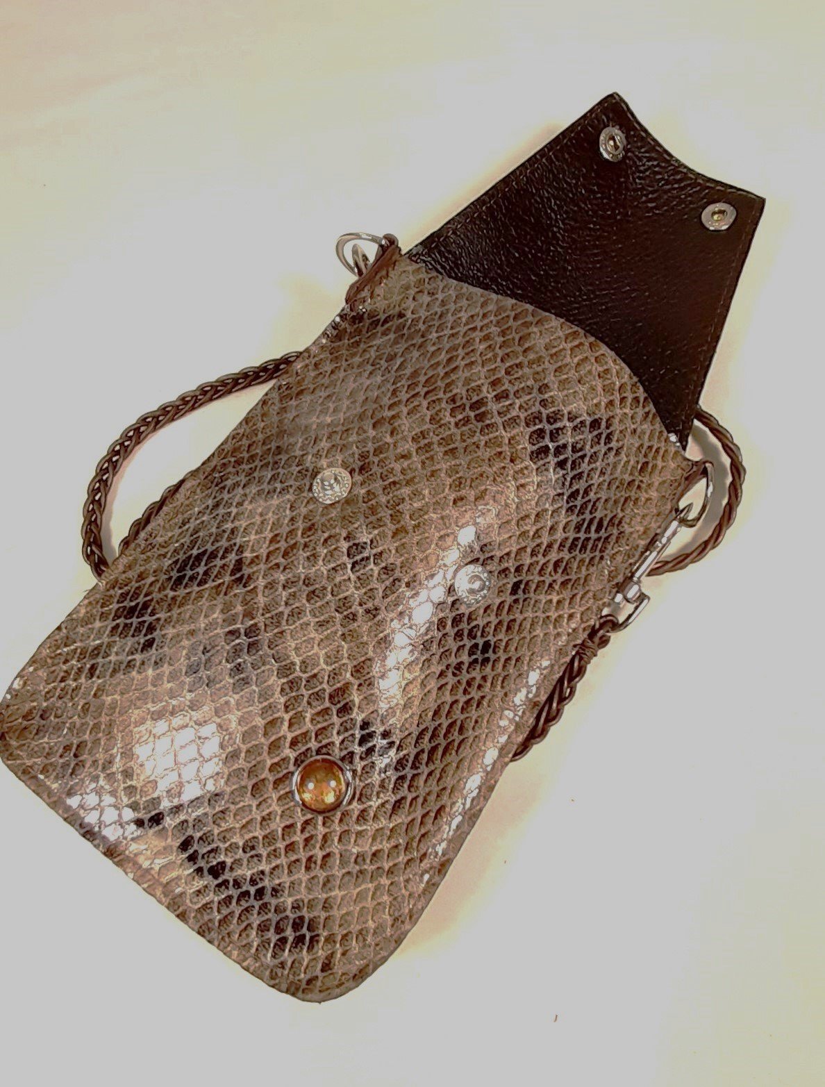 Pochette pour smarthone en cuir, longue bandouli&egrave;re pour un port&eacute; travers.