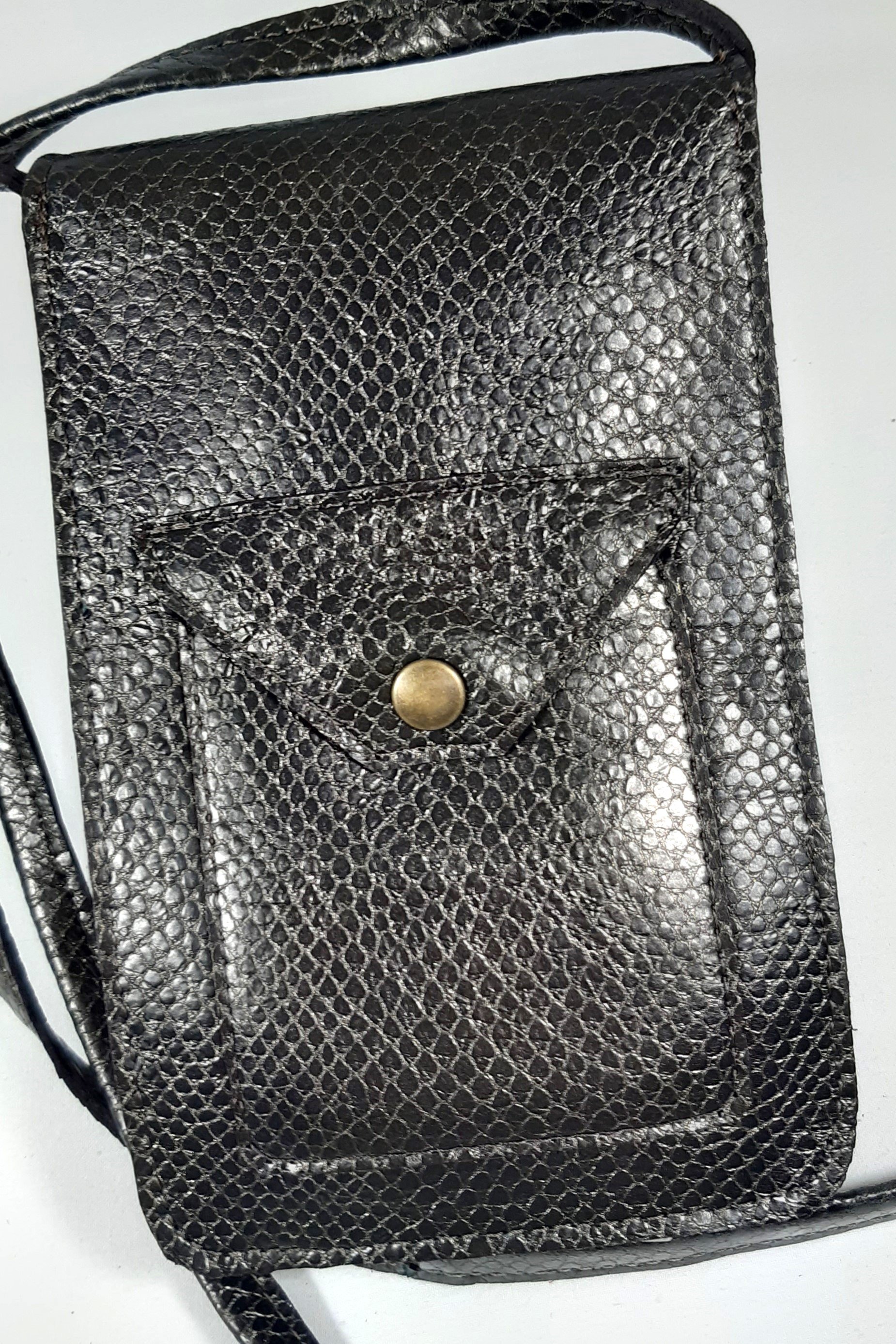 Pochette pour smarthone en cuir, longue bandouli&egrave;re pour un port&eacute; travers.