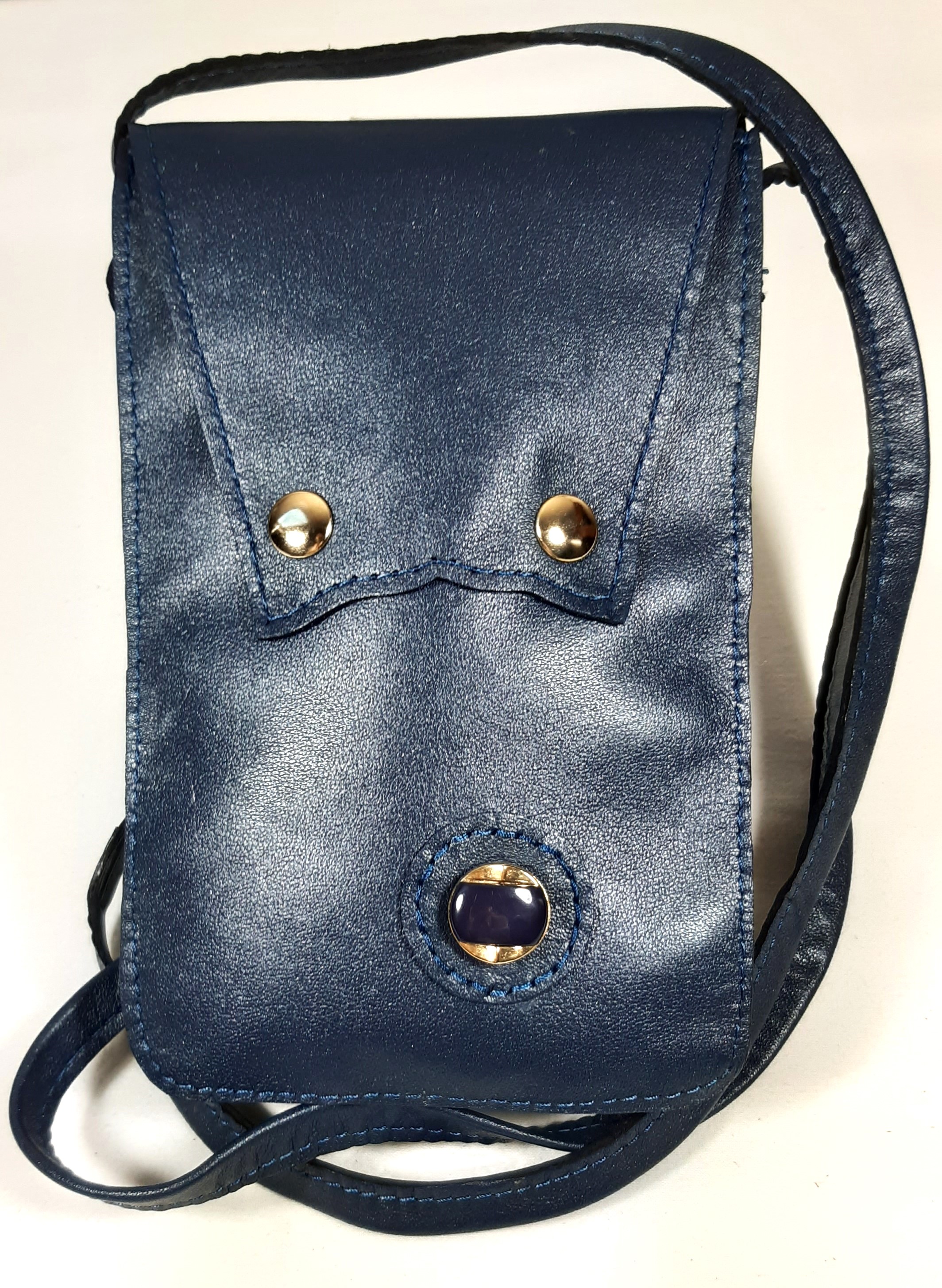 Pochette pour smarthone en cuir, longue bandoulière pour un porté travers.