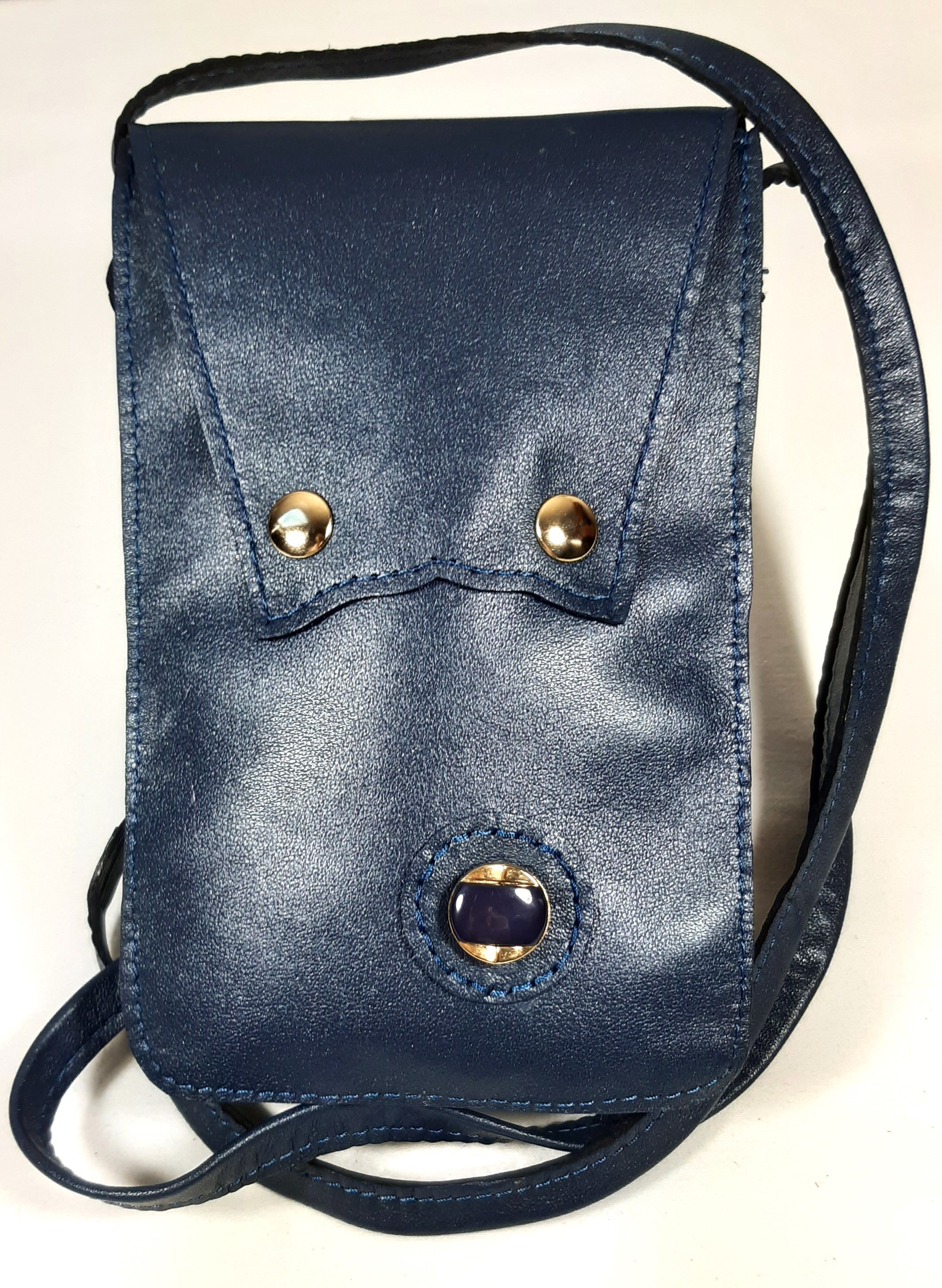 Pochette pour smarthone en cuir, longue bandoulière pour un porté travers.