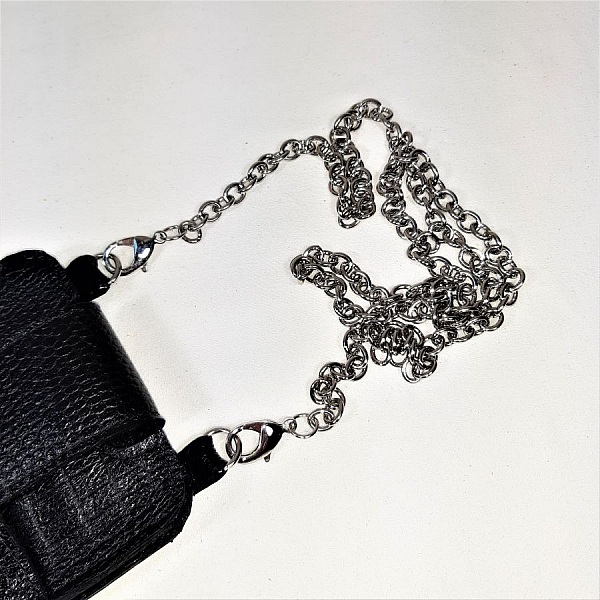 Pochette pour smartphone cuir de vachette imprim&eacute; coloris noir..