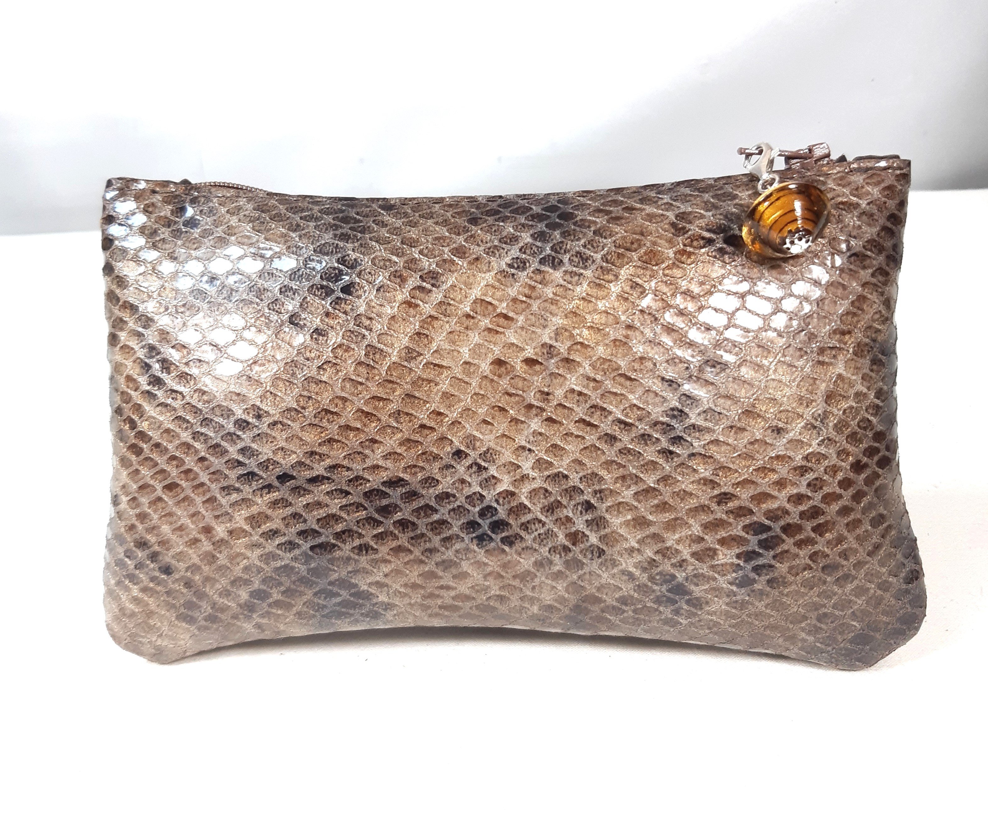 Pochette tendance pour retrouver facilement les petits objets du quotidien.