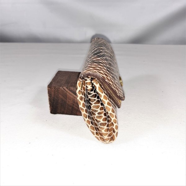 Cartera de piel de cabra marr&oacute;n estampada