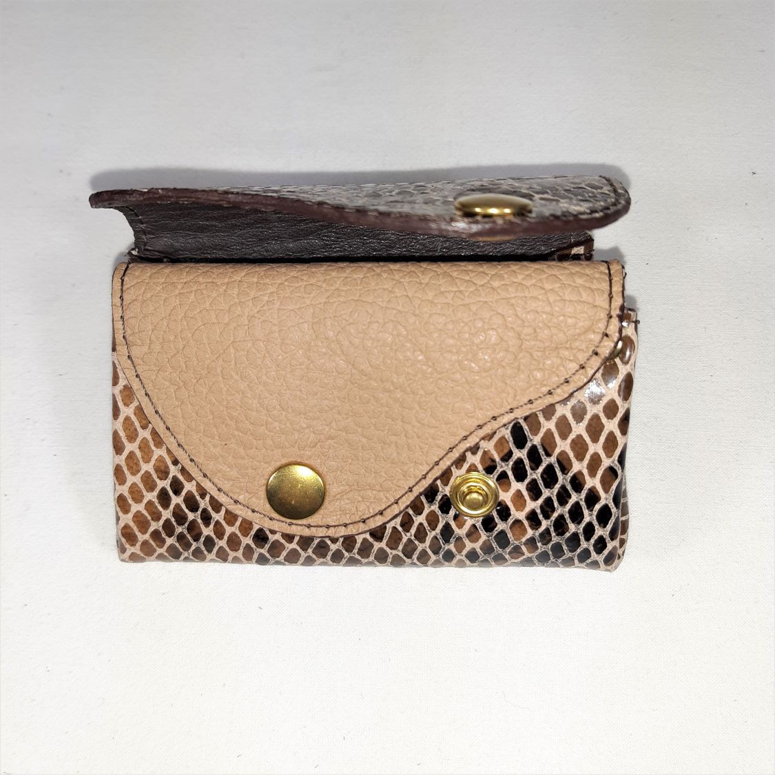 Cartera de piel de cabra marrón estampada