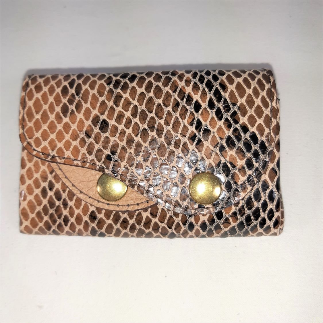 Cartera de piel de cabra marrón estampada