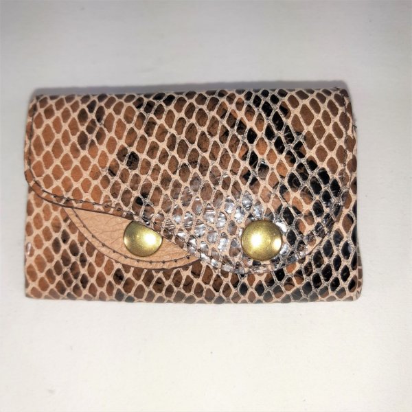 Cartera de piel de cabra marr&oacute;n estampada