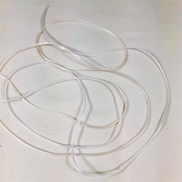 Cola de rata de material sint&eacute;tico de 1 mm.