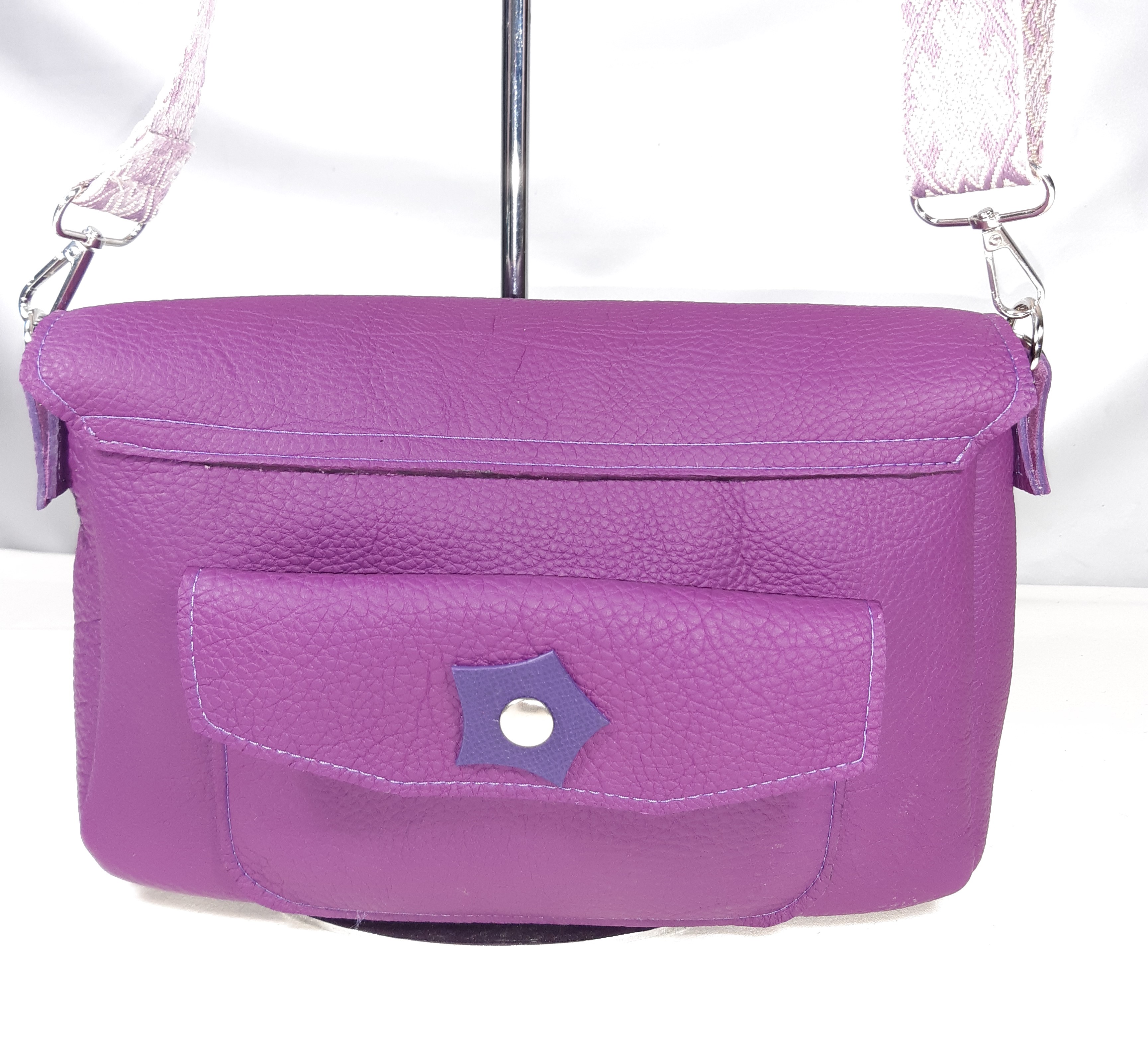 Sac baguette coloris violet, fermoir tourniquet trangle.