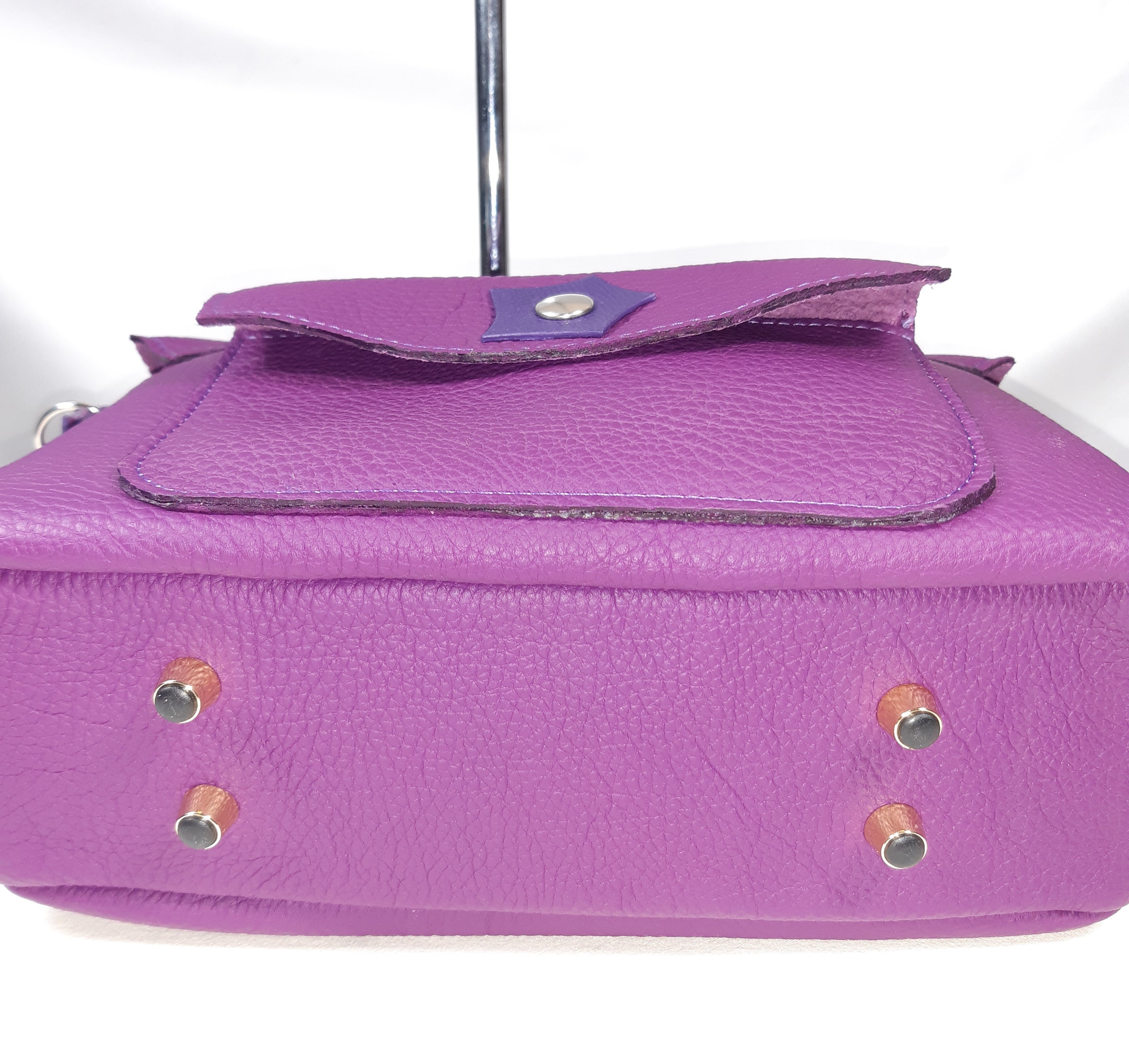 Sac baguette coloris violet, fermoir tourniquet trangle.