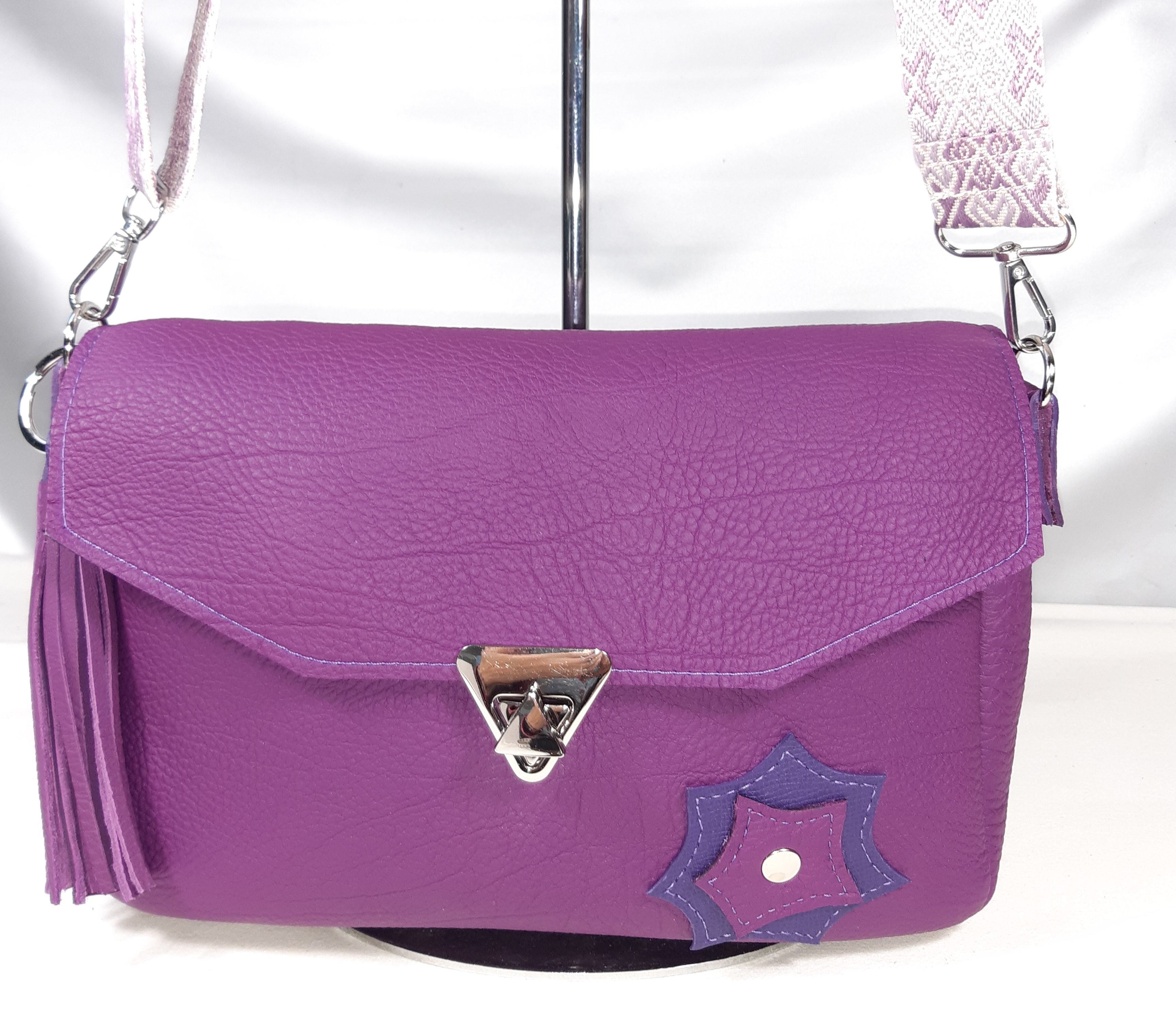 Sac baguette coloris violet, fermoir tourniquet trangle.