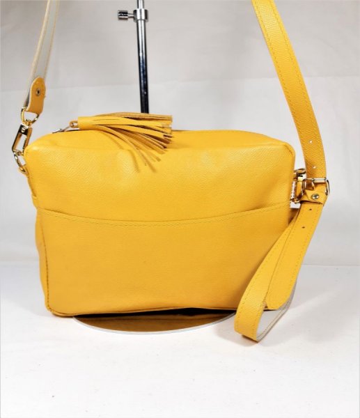 Bolso de piel granulada con cremallera amarilla.