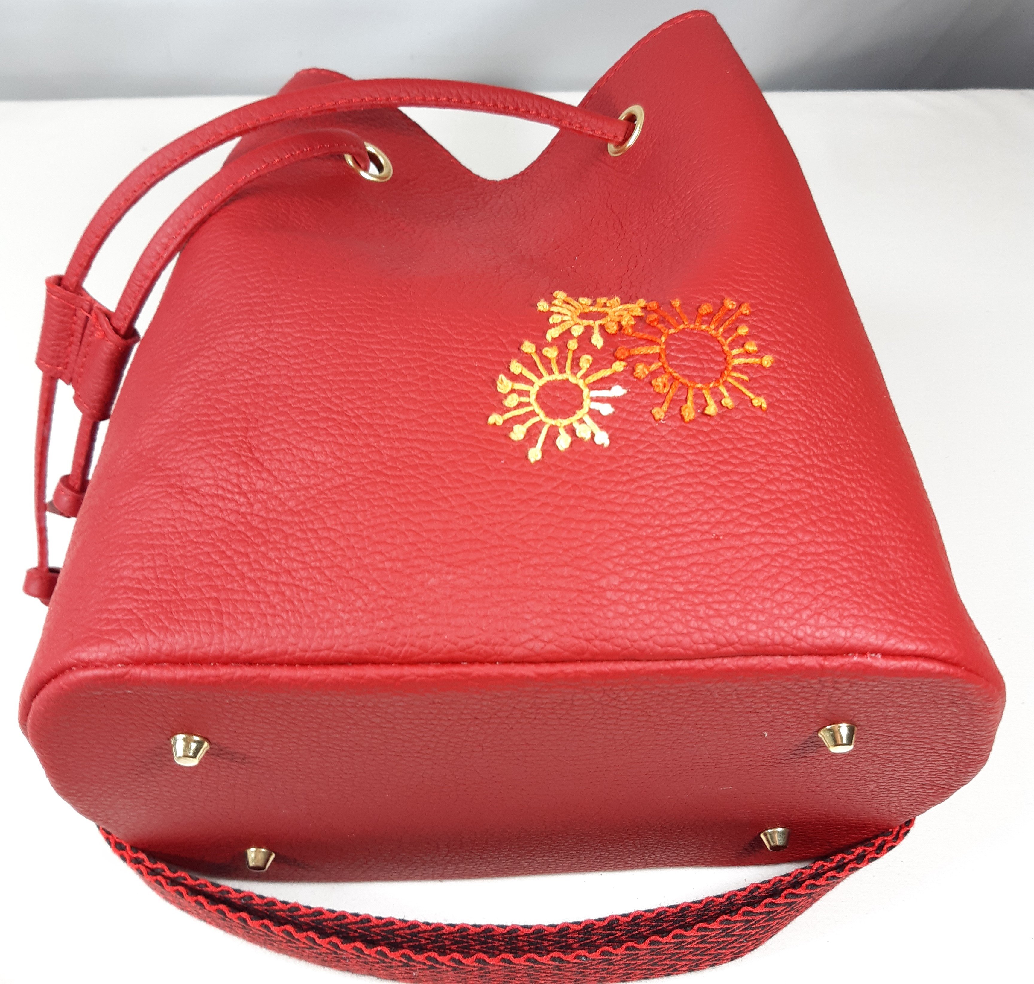 Sac seau cuir rouge brod&eacute; main