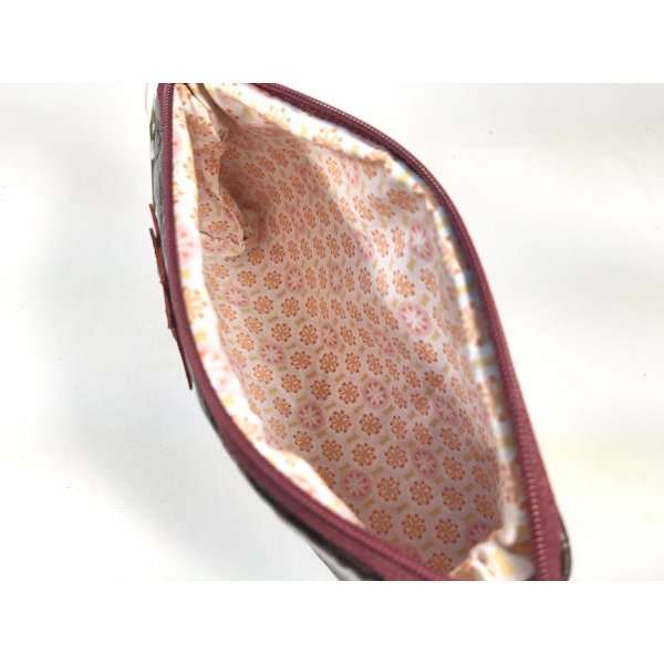 Estuche de maquillaje de piel estilo cocodrilo.