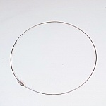 Pour cr&eacute;er un bijou minimaliste, collier c&acirc;ble en m&eacute;tal et fermoir &agrave; visser.