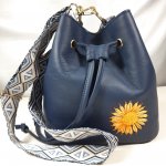 Sac seau cuir bleu brodé main
