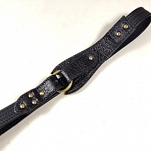 Ceinture pour Elle, en cuir noir, fermoir bouton de col.