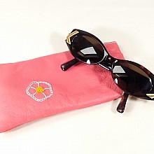 Etui cuir brod&eacute; main pour lunettes de vue ou de soleil.